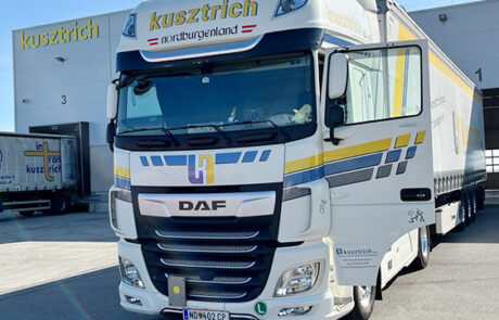 LKW vor Firmengebäude Kusztrich